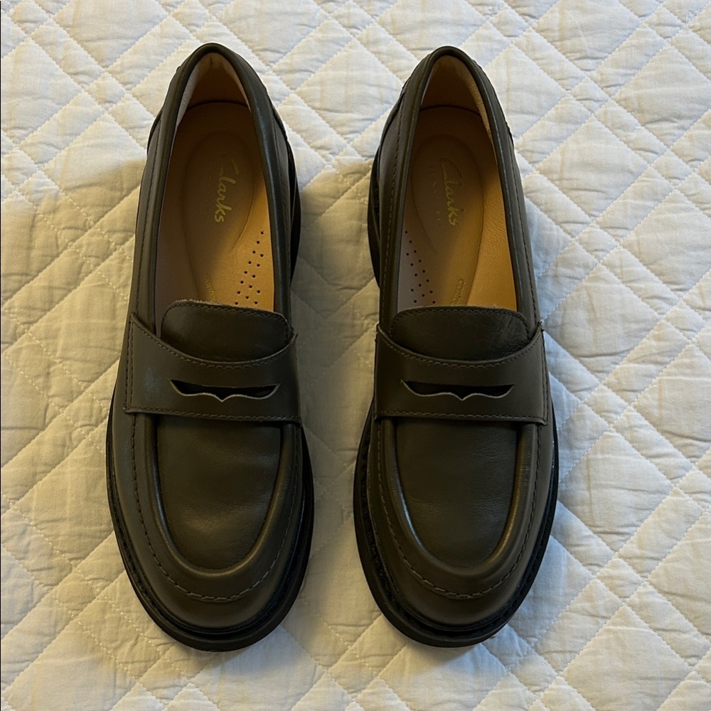 Clarks Signature Women’s Olive Green Leather Loafers - Size 7